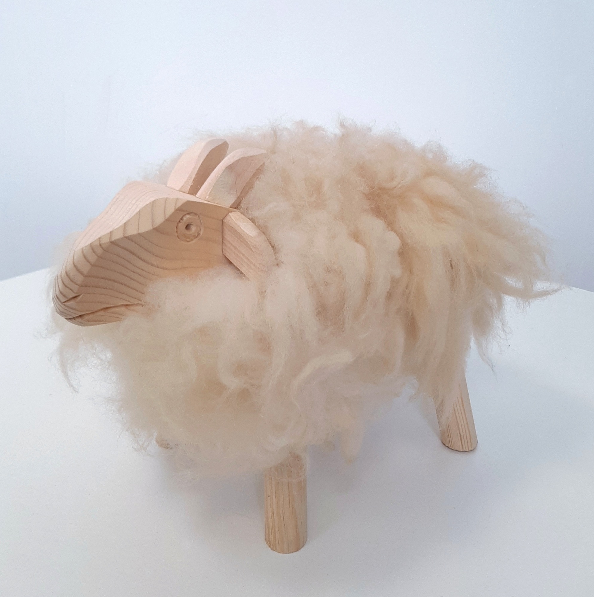 Ovečka z ovčieho rúna -  16 x 29 x 23 cm