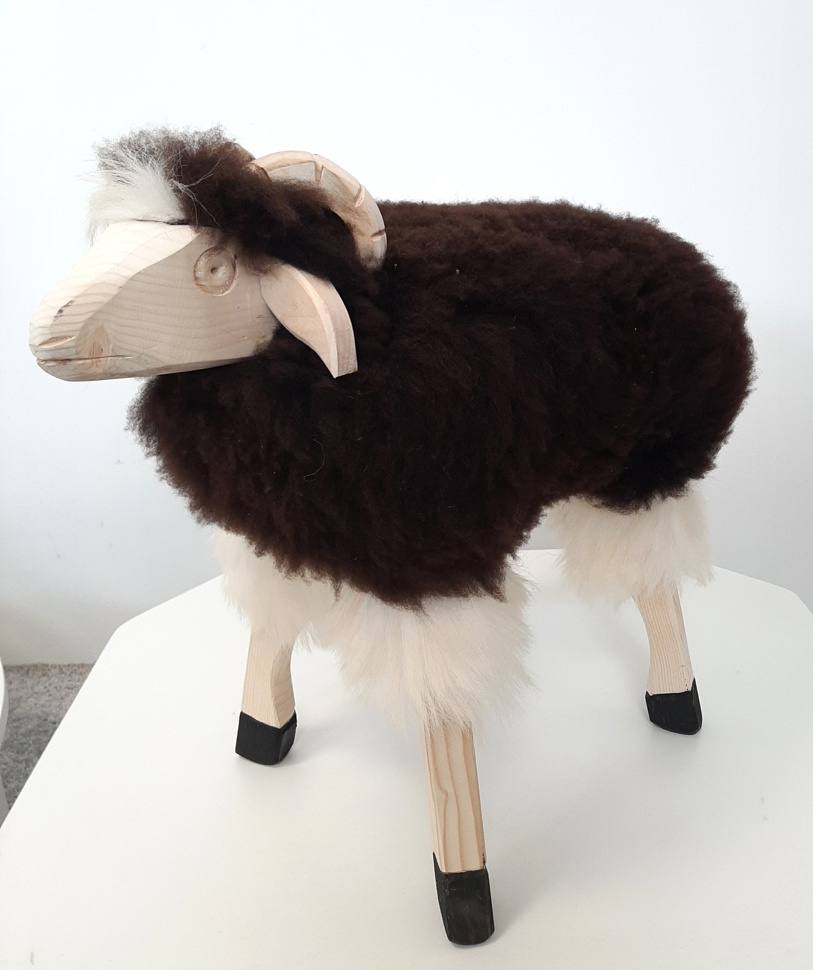 Ovečka z ovčieho rúna -  28 x 45 x 49 cm