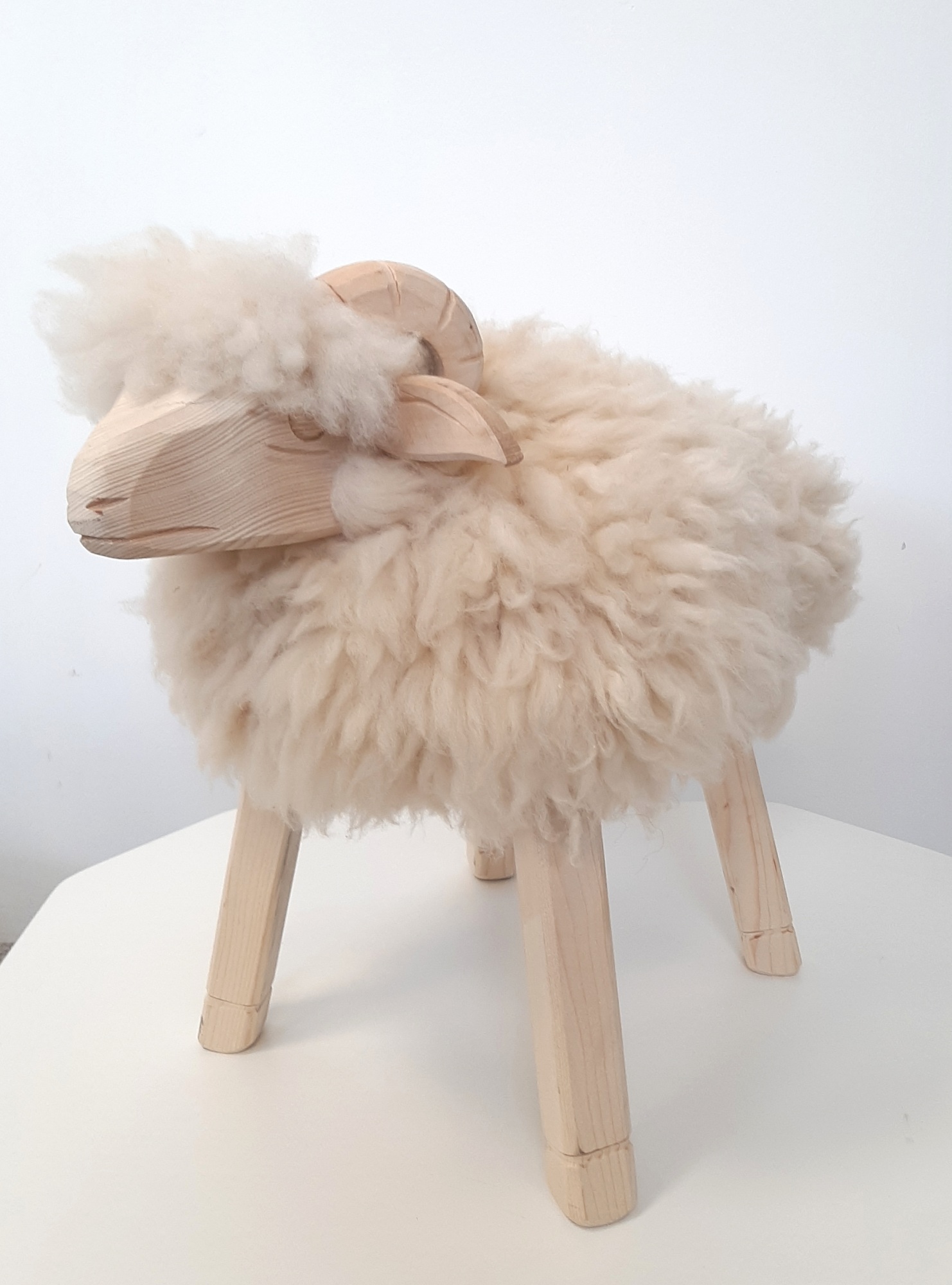Ovečka z ovčieho rúna -  30 x 47 x 47 cm